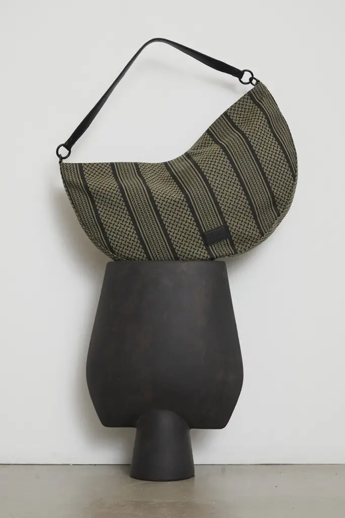 Lala Berlin Crossbody Milora canvas olive/black Rabatte dieses Monats