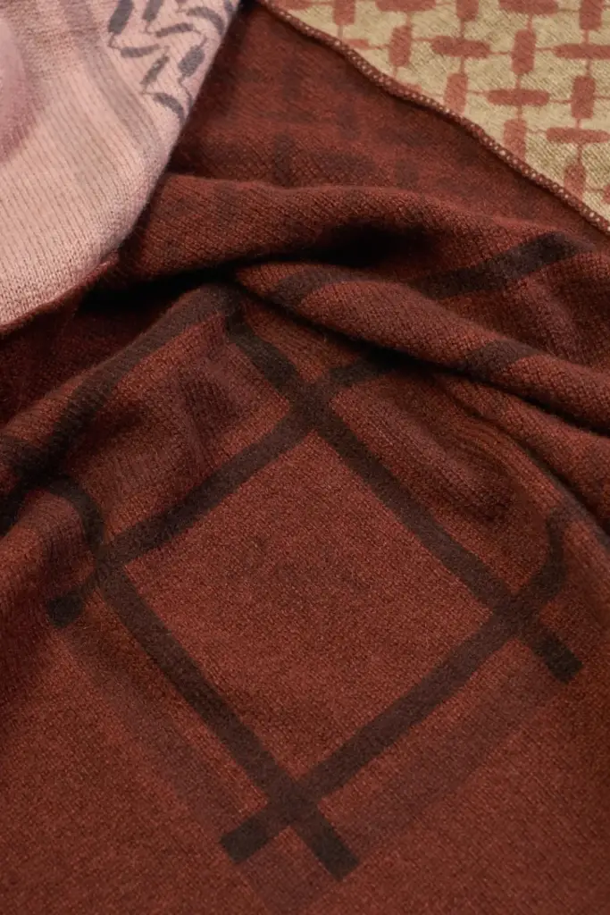 Lala Berlin Triangle Patchwork Rose cashmere brown on brick red Weihnachtsangebot