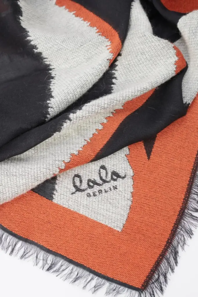 Lala Berlin Triangle Ajen wool mix bold zebra black Vatertagsangebot