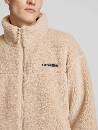 Peek & Cloppenburg REVIEWFleecejacke mit Label-Detail in ecru Vatertagsangebot
