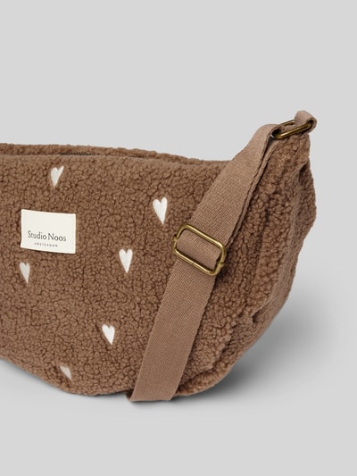 Peek & Cloppenburg STUDIO NOOSUmhängetasche mit Label-Patch in taupe Nur noch ein Tag übrig