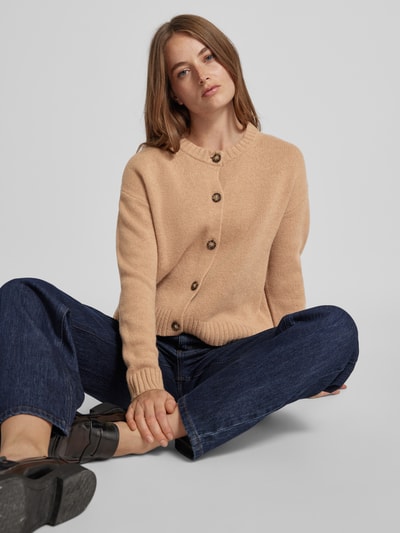 Peek & Cloppenburg Christian Berg WomanStrickjacke aus Wolle mit Rundhalsausschnitt in camel Super Rabatt