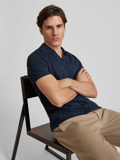 Peek & Cloppenburg MCNEALRegular Fit Poloshirt mit V-Ausschnitt in dunkelblau Exklusivangebot