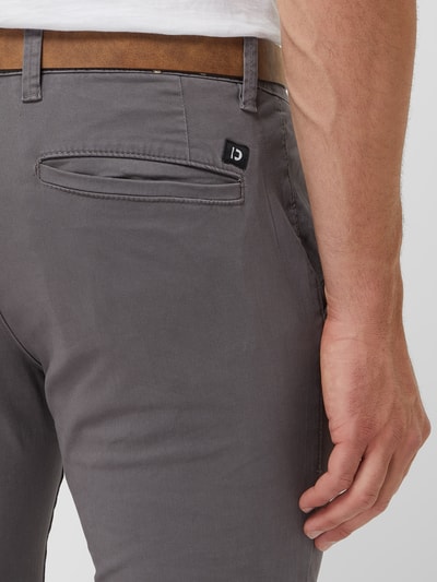 Peek & Cloppenburg Tom Tailor DenimSlim Fit Chino mit Gürtel in mittelgrau Cyber Monday