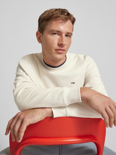 Peek & Cloppenburg Tommy JeansRegular Fit Sweatshirt mit Logo-Badge in beige Weihnachtsangebot